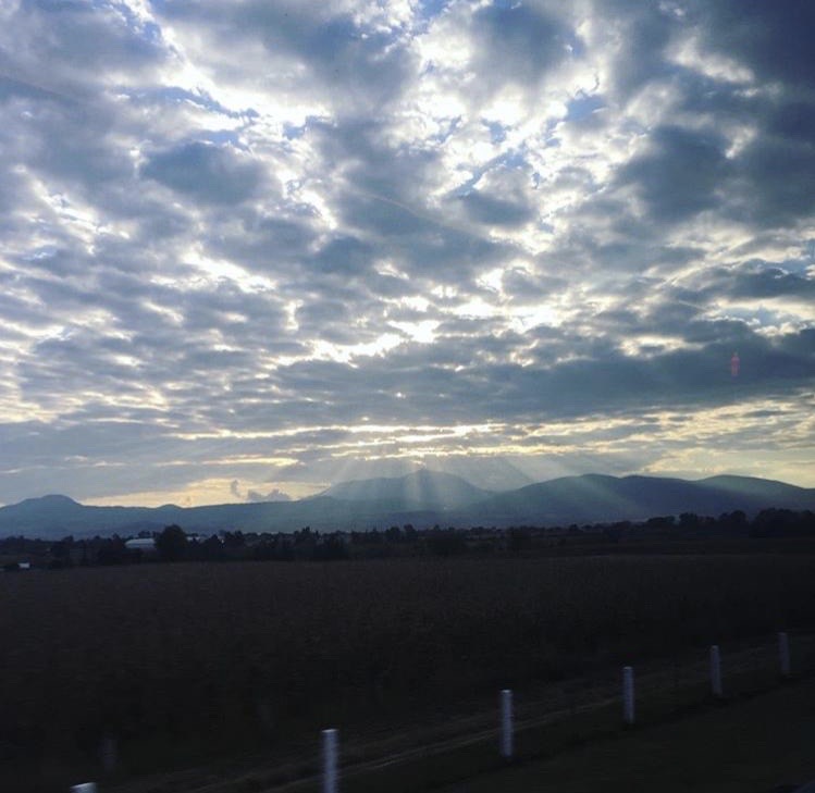 Cielo y nubes en la carretera