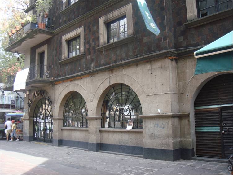 Librería cerrada El Parnaso