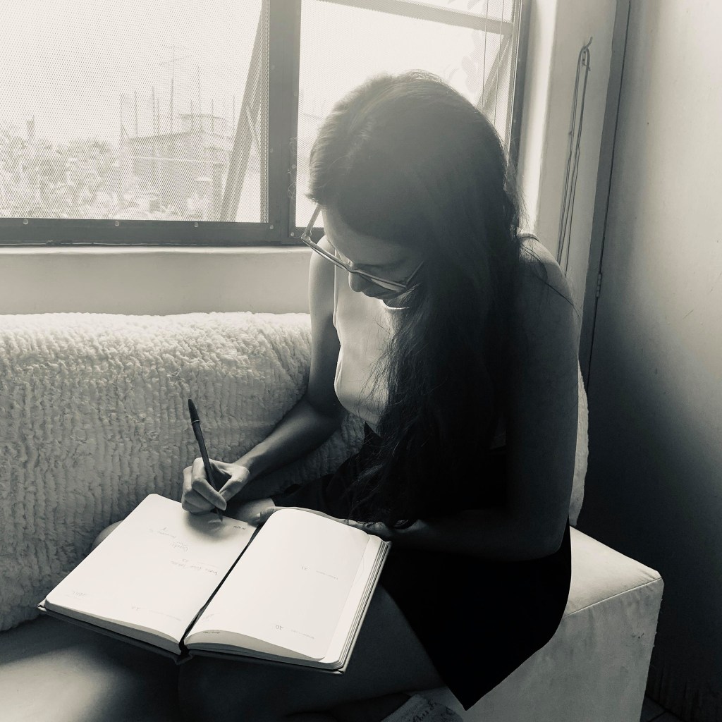 mujer escribiendo escritora