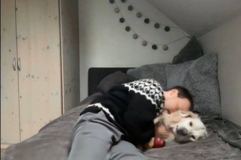 gints zilbalodis celebra junto a su perro por nominación