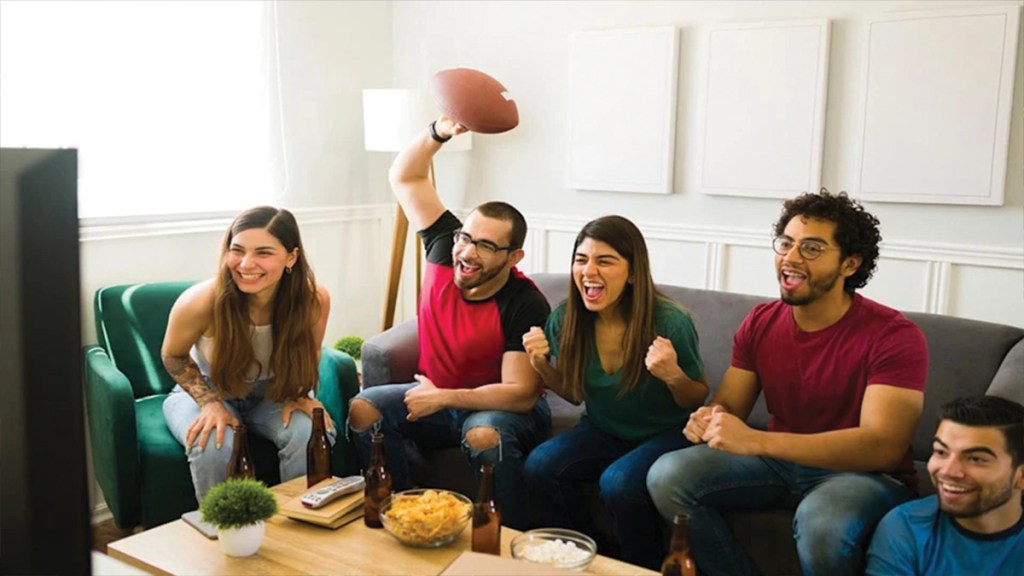 amigos viendo el super bowl
