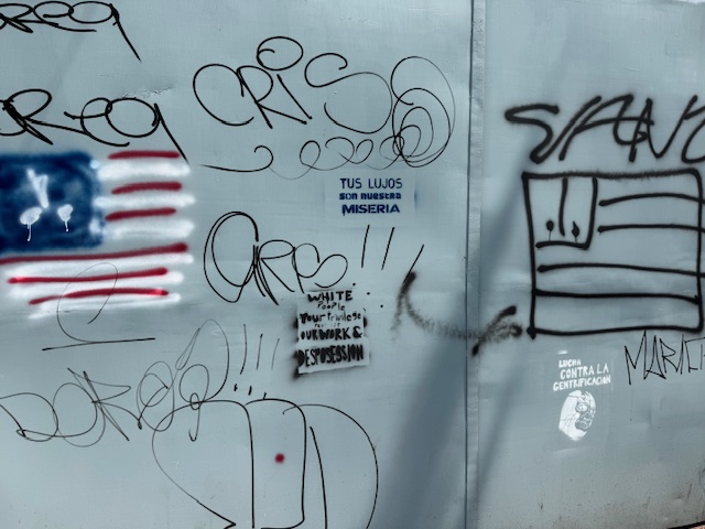 fuera us gringos xenofobia protesta tus lujos son nuestra miseria