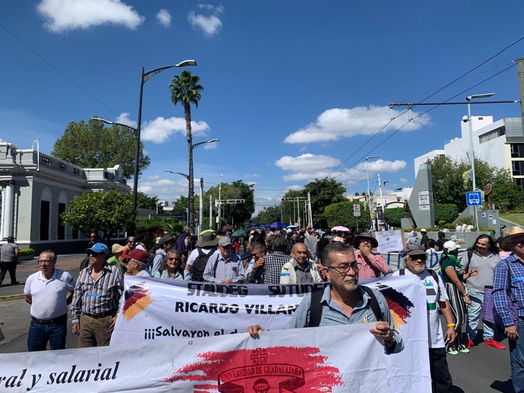 marchan maestros y estudiantes de la udeg por la democracia