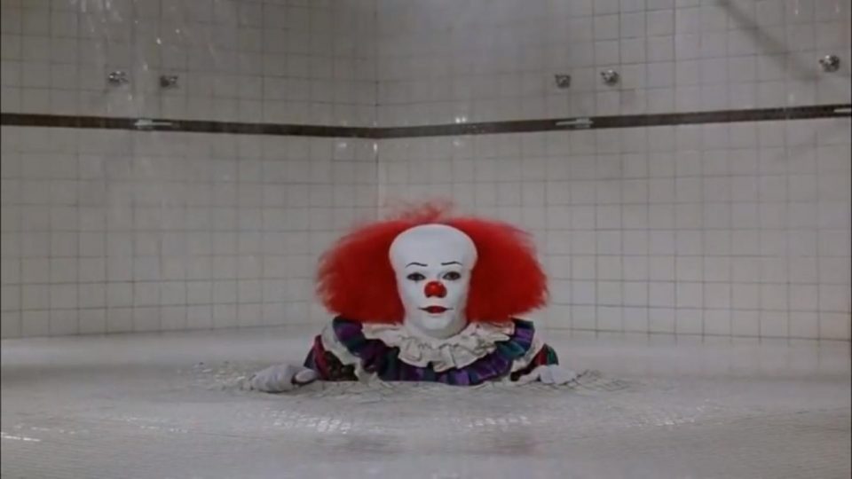 payaso saliendo de coladera