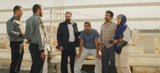 grupo de personas reunidas por el azar se enfrentan a una decisión difícil