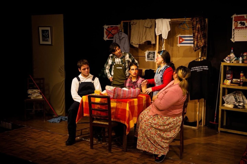 de qué trata la obra aquí no paga nadie de darío fo